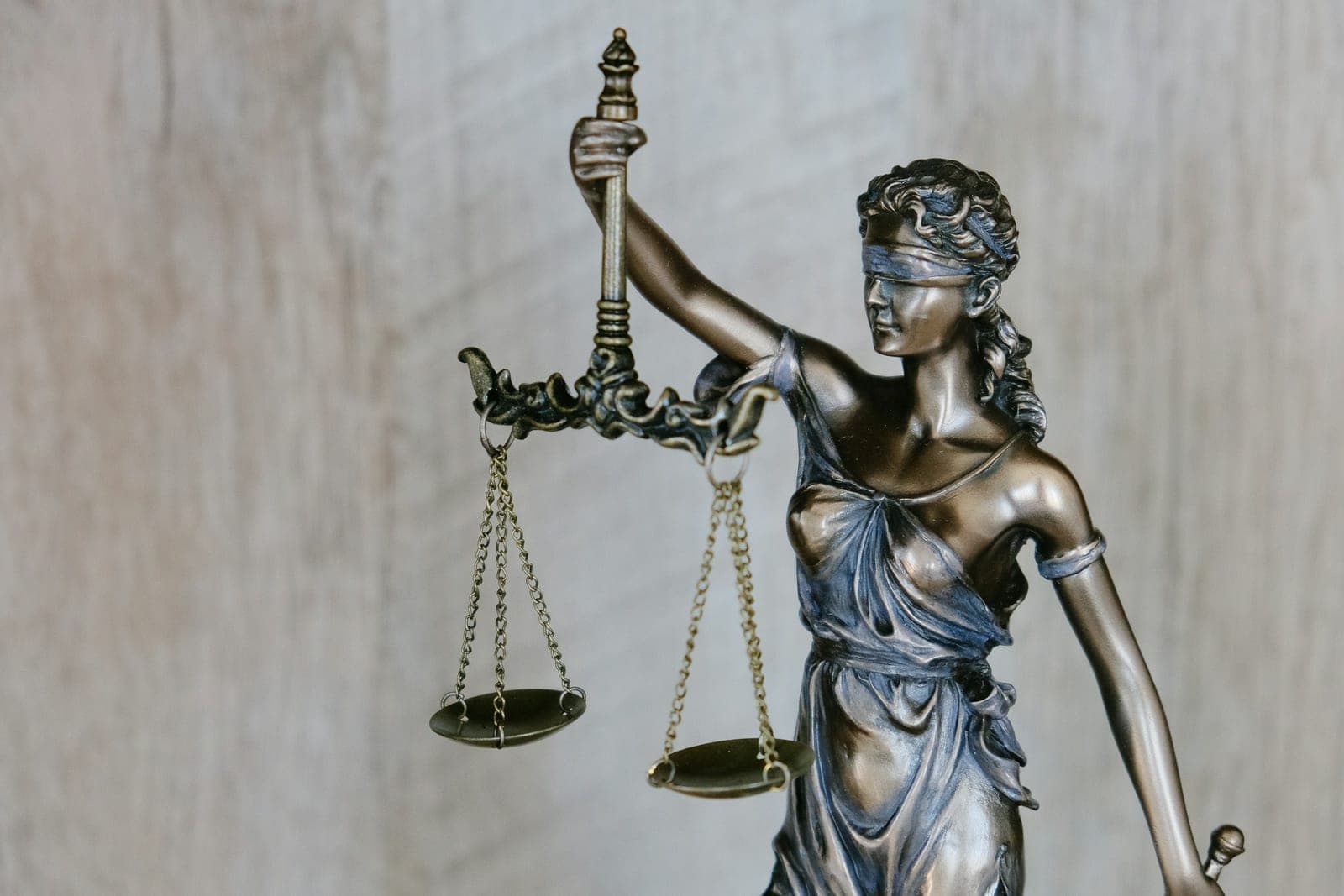 Eine Justitia-Statue mit verbundenen Augen und Waage