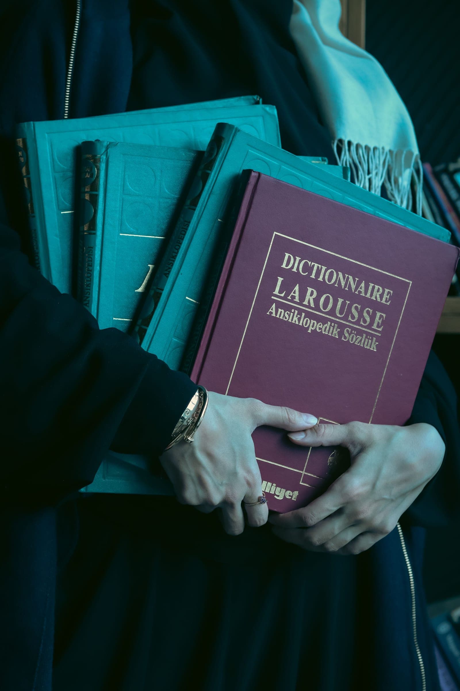 Eine Anwaltsrobe und Bücher
