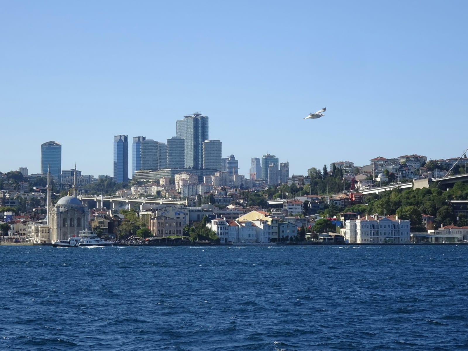 Istanbul vom Wasser aus: historische Bauten und Hochhäuser