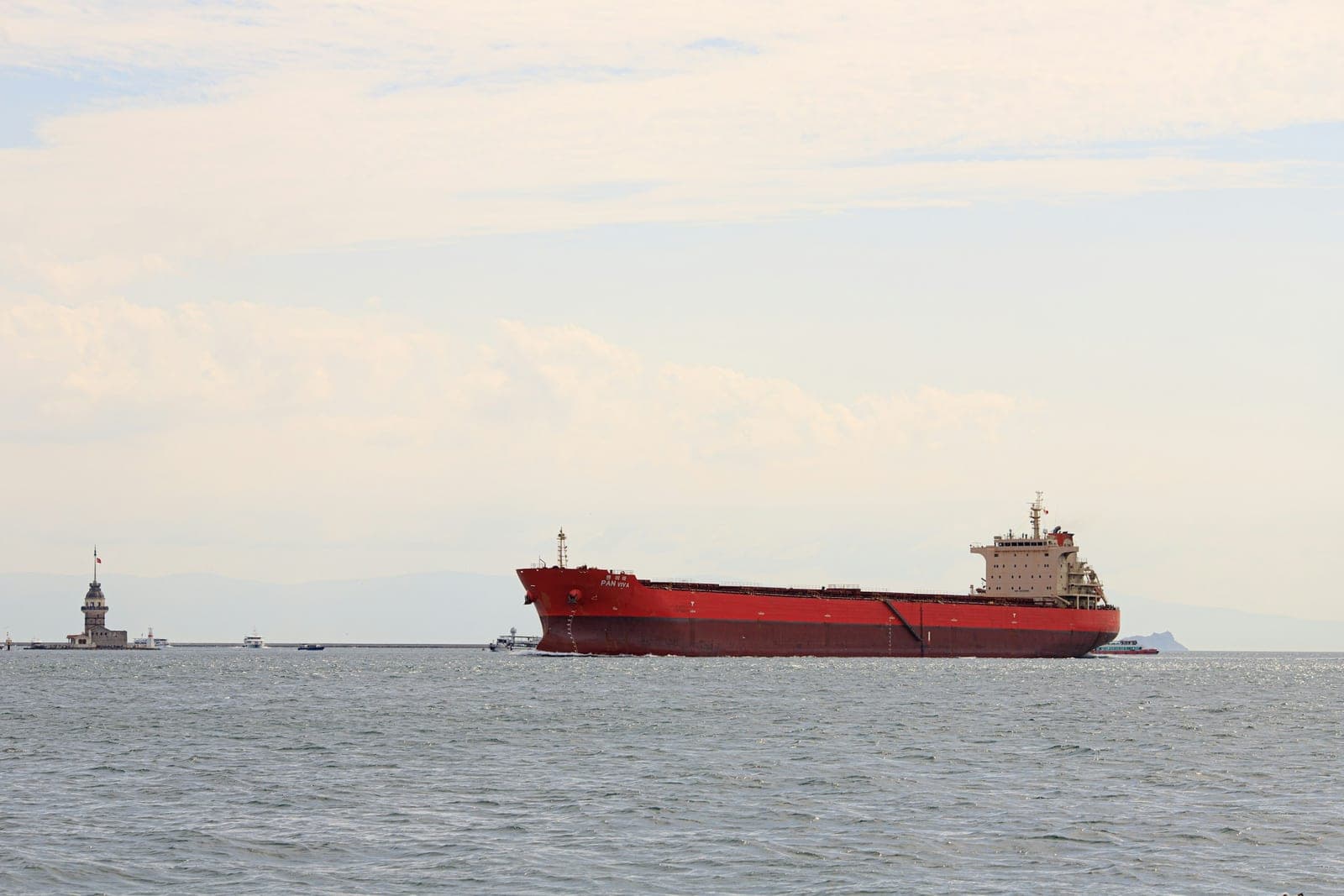 Un pétrolier rouge naviguant au large d’Istanbul