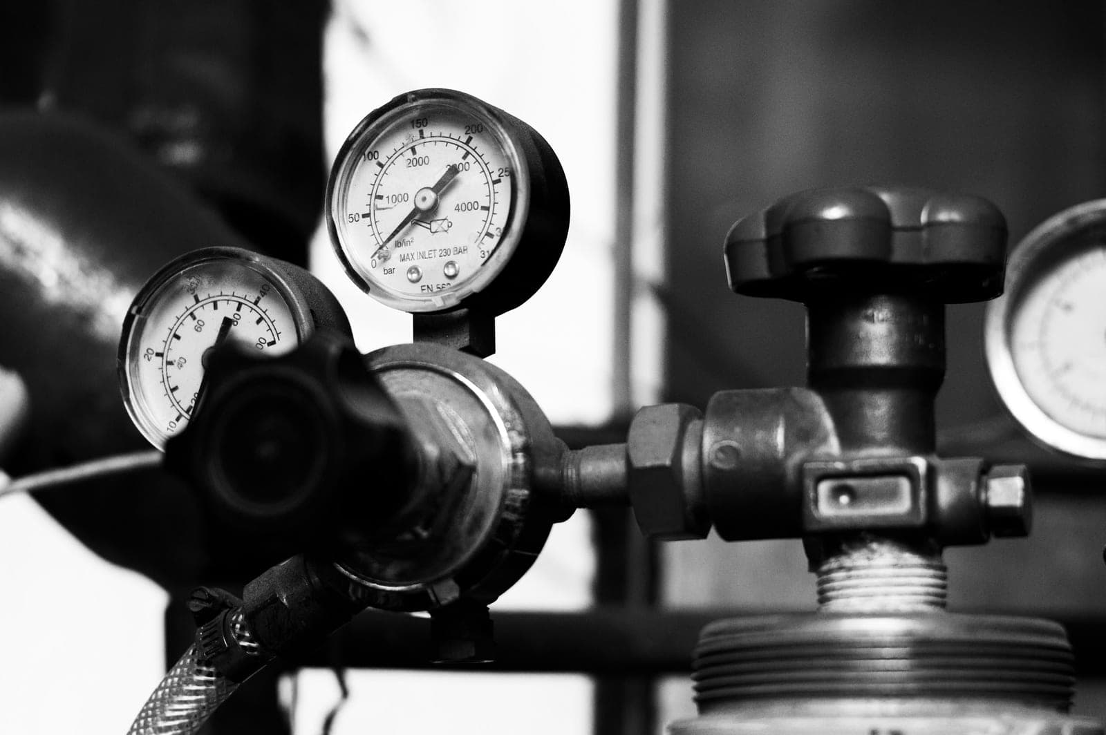 Manometer an einem Gasflaschenventil, schwarz-weiß