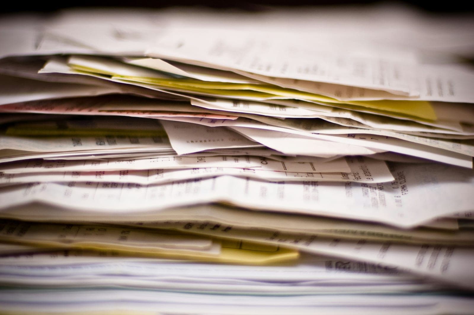 Gros plan sur une pile de documents imprimés