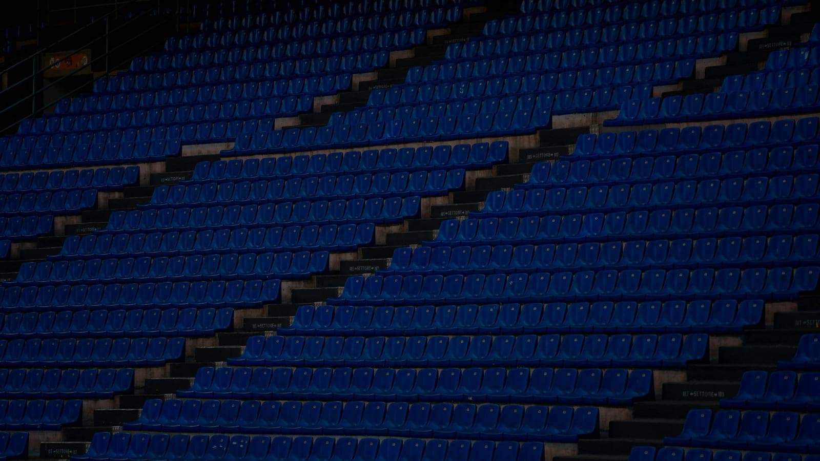 Leere blaue Stadionsitze