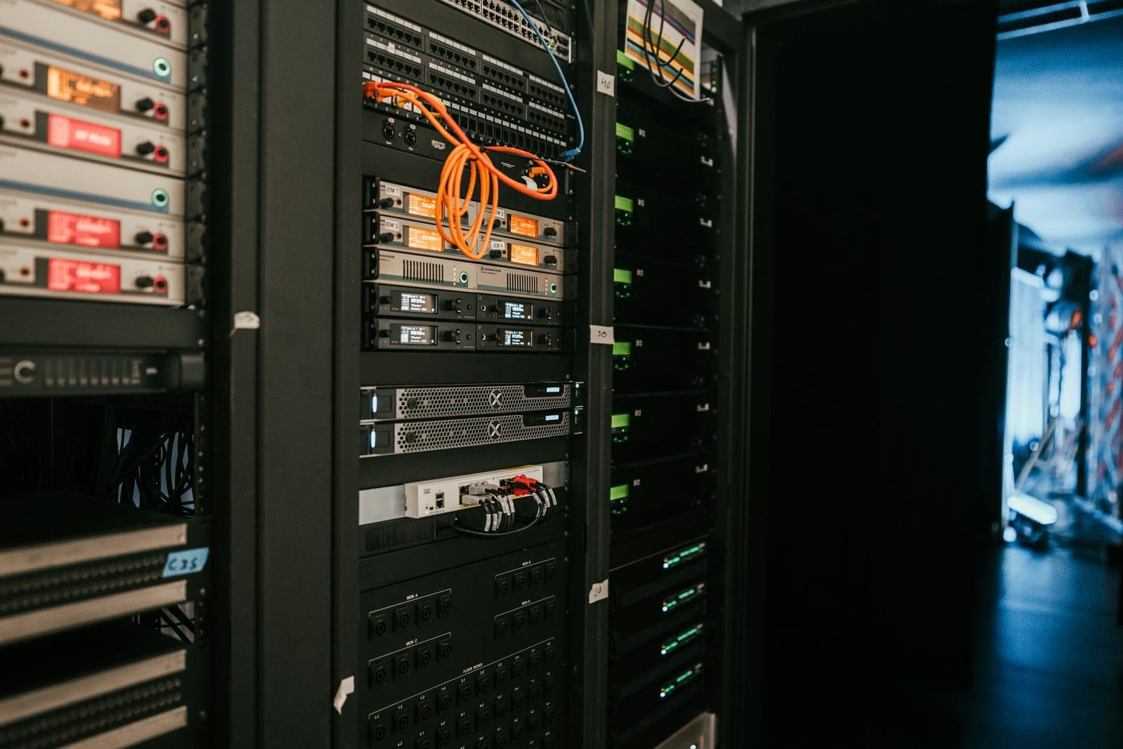 Netzwerk- und Serverschränke in einem Serverraum