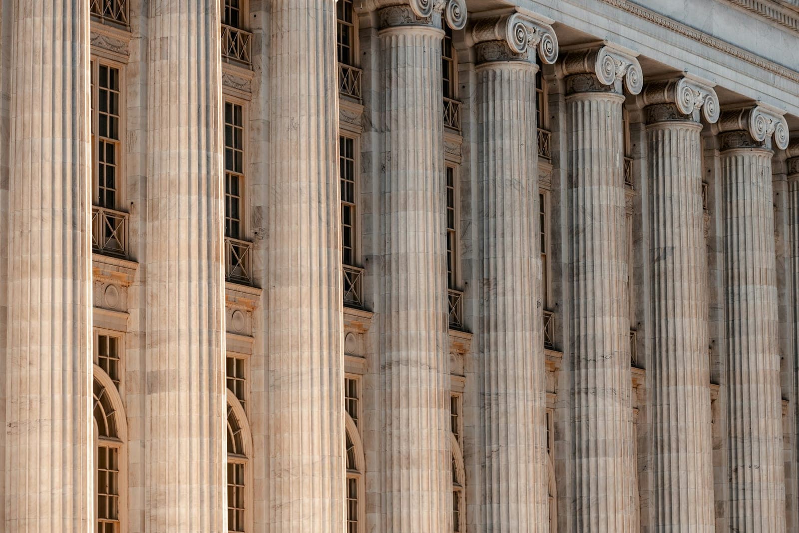 Die Säulenfassade eines großen Gebäudes