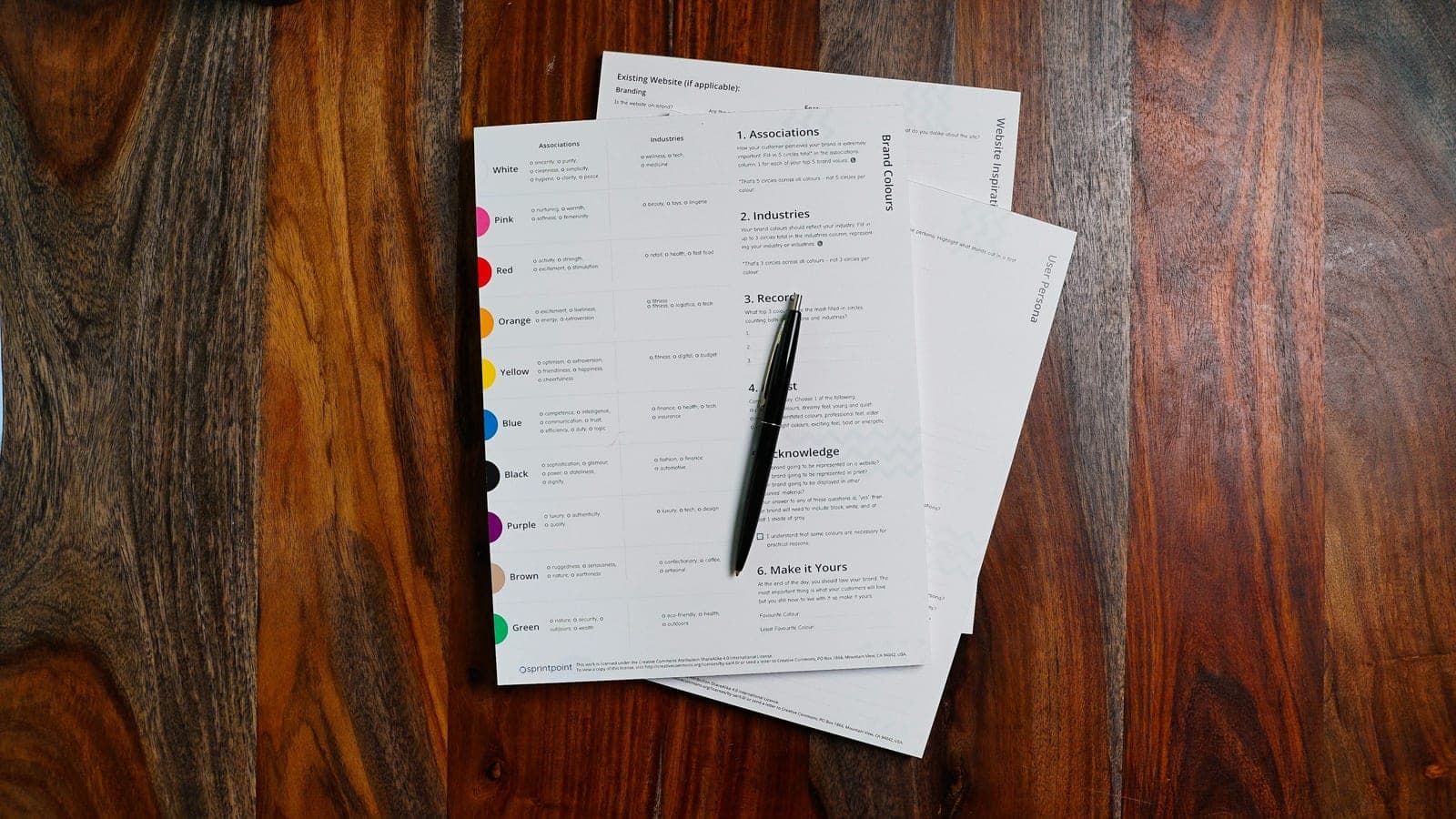 Des formulaires papier et un stylo sur une table en bois