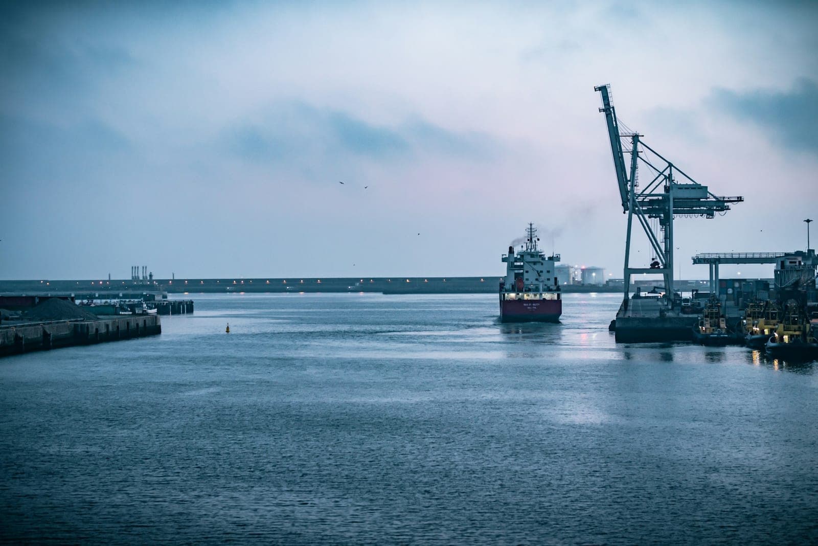 Un navire et une grue portuaire dans un port